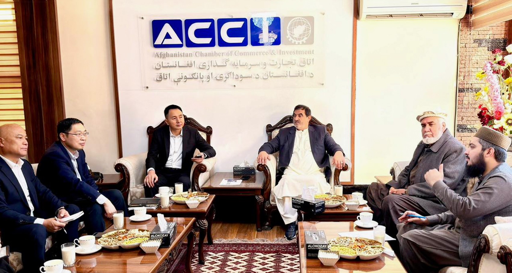 Chairman of Afghanistan Chamber of Commerce Meets Chinese Experts on Oil Refinery Development